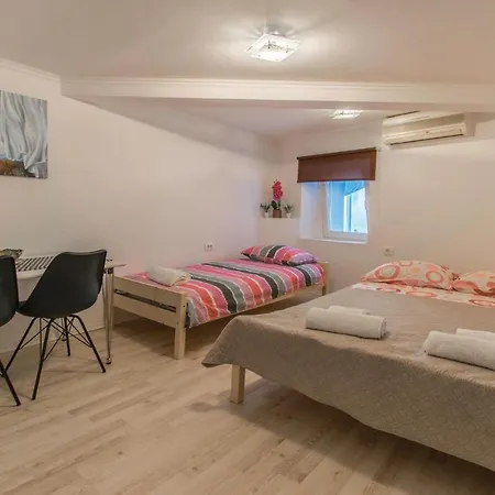 Amazing In W/ 1 Bedrooms *
